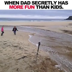 Avec ses enfants ils créent un veritable torrent sur la plage