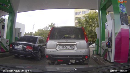 Elle vient faire le plein mais pas de la bonne voiture... oups
