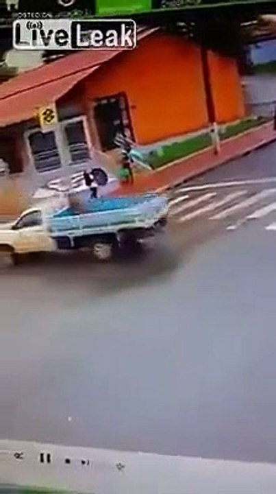 Une camionnette sans frein frôle un piéton... Chanceux