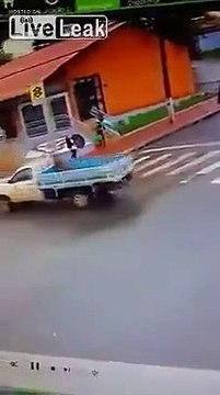 Une camionnette sans frein frôle un piéton... Chanceux