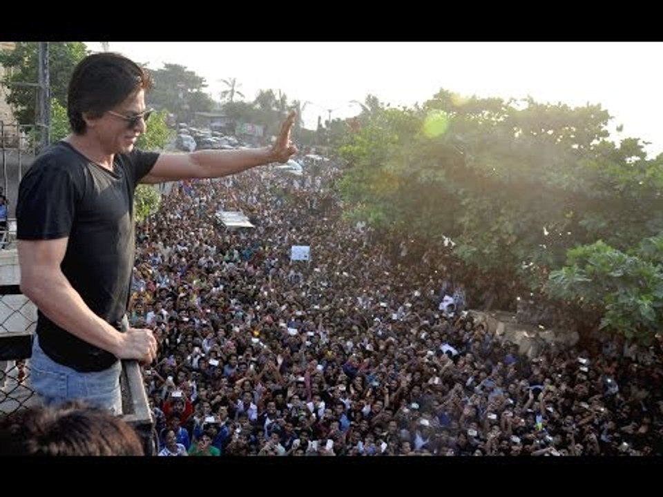 Shah Rukh Khan Celebrates 50th birthday with fans outside Mannat | See Video | SpotboyE