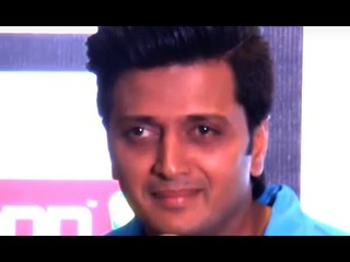 OMG! Ritesh Deshmukh Cracks A DIRTY JOKE In Public about WIFE Genelia