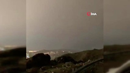 Mekke'de şimşekler gökyüzünü aydınlattı