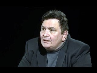 Congress workers PROTESTS outside Rishi Kapoor’s bungalow for his anti-Gandhi rant