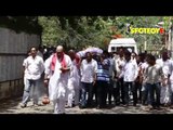 Akshay Kumar, Abhishek Bachchan, Riteish Deshmukh at producer Vikas Mohan's funeral | SpotboyE