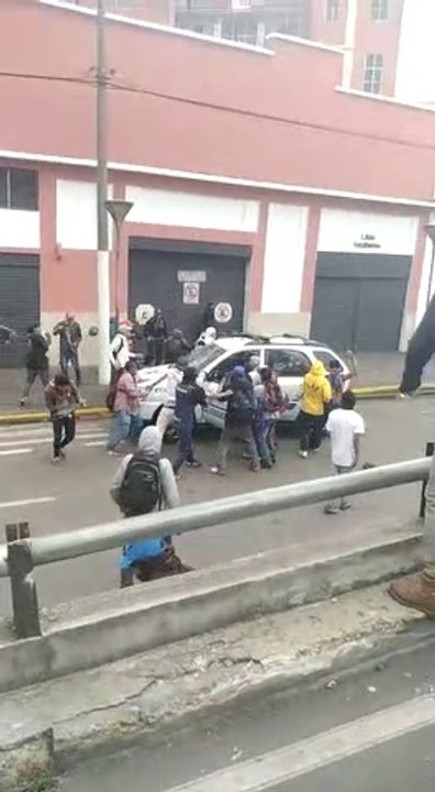 Manifestantes destruyeron un patrullero de la Policía en Quito