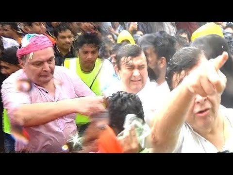 Rishi Kapoor and Randhir Kapoor SLAPS Journalists, Fans during Ganesh Visarjan 2016 | SpotboyE