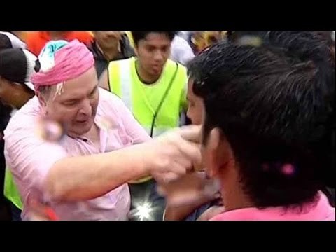 Rishi Kapoor Hits And Misbehaves With Media At Ganpati Visarjan 2016 | SpotboyE