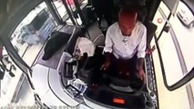 Otobüs şoförü fenalaşan yaşlı kadını güzergah değiştirip hastaneye yetiştirdi