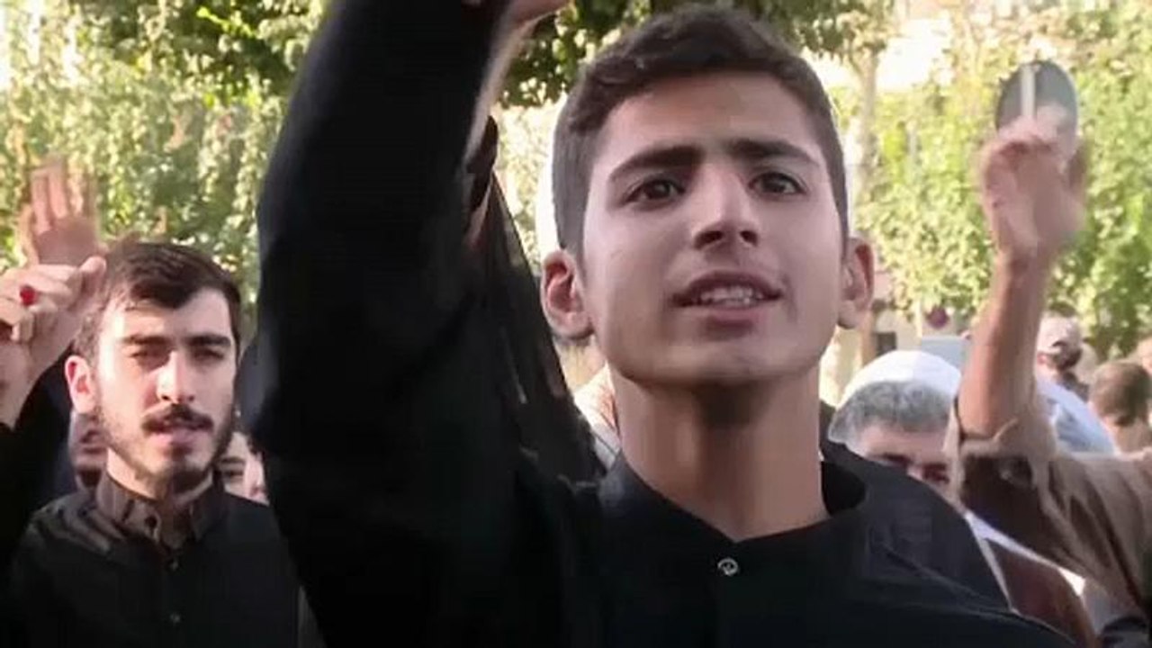 Dezenas protestam contra entrada das mulheres em estádios de futebol