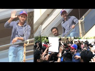 Hrithik Roshan Spotted Meeting FANS on his Birthday | SpotboyE