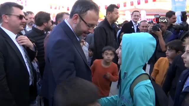 Bakan Kasapoğlu: İnternetin cazibesini bir kenara bırakıp, kendini spora, sanata, kültüre adayan...