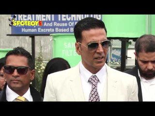 Akshay Kumar meets Vrindavan widows at Sulabh Gram | SpotboyE