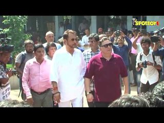 Kajol, Rishi Kapoor, Kiran Kumar, Supriya, Sachin Pay Their Last Tribute to Reema Lagoo | SpotboyE