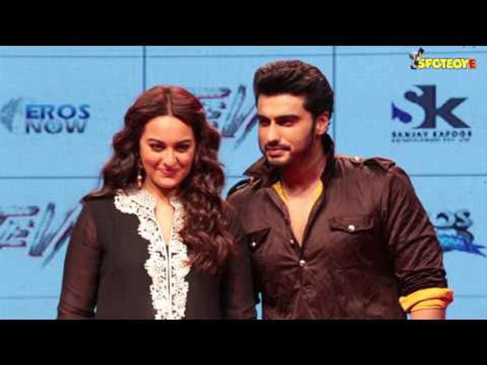Ex-Lovers Arjun Kapoor & Sonakshi Sinha ‘Bond’ On-The-Sets Of Nach Baliye 8 | SpotboyE