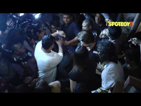 Jab Harry Met Sejal New Song Promotion with Fans | Shahrukh Khan, Anushka Sharma | SpotboyE