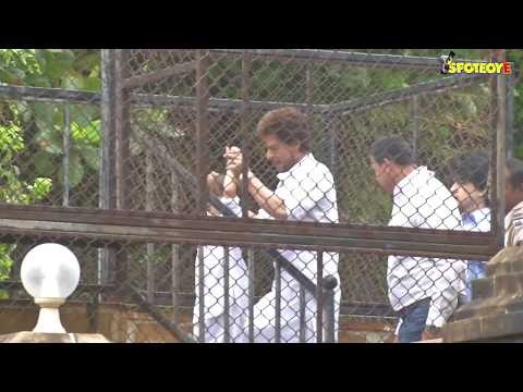 Salman Khan and Shahrukh Khan Celebrated EID 2017 with Their Fans | SpotboyE