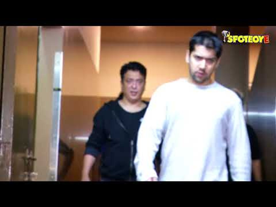 Varun-Natasha, David Dhawan, Rohit Dhawan watch Judwaa 2 Trailer with Sajid | SpotboyE