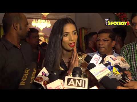 Poonam Pandey Visits Andheri Cha Raja to Take Blessings | Ganesh Chaturthi 2017 | SpotboyE