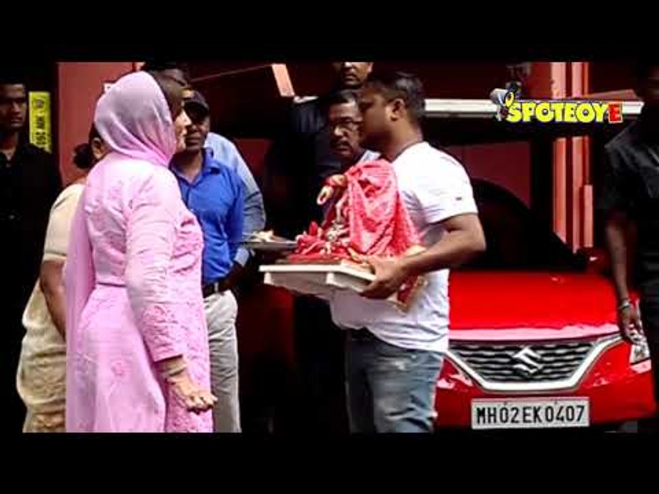 Salman Khan's Sister Arpita Khan and Family Bring Ganpati Home | SpotboyE