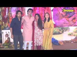 Descargar video: Alia Bhatt and Ranbir Kapoor attends Durga Pooja 2017 | SpotboyE