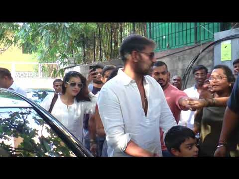 Ajay Devgn with Kajol, Nysa and Yug watch Golmaal Again | Ranveer Singh also Spotted | SpotboyE