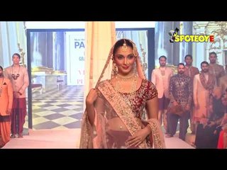 Kiara Advani Walks the Ramp for Vikram Phadnis at IBFW 2017 | SpotboyE