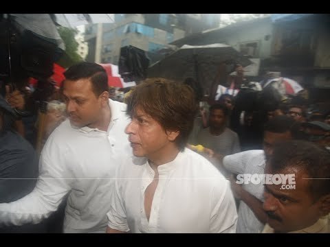 Shahrukh Khan Arrives at Shashi Kapoor's Funeral | SpotboyE