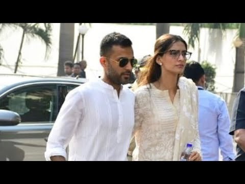 Sonam Kapoor with Boyfriend Anand Ahuja Arrived at Sridevi’s Prayer Meet | SpotboyE