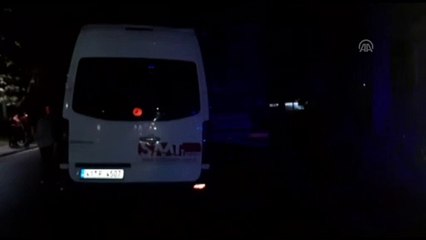 Servis minibüsü park halindeki tıra çarptı: 4 yaralı - KOCAELİ