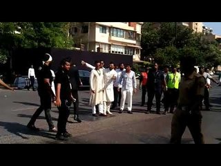 Sonam ki Shaadi : Ranveer Singh and Anil Kapoor greet the Media outside Sonam's wedding venue