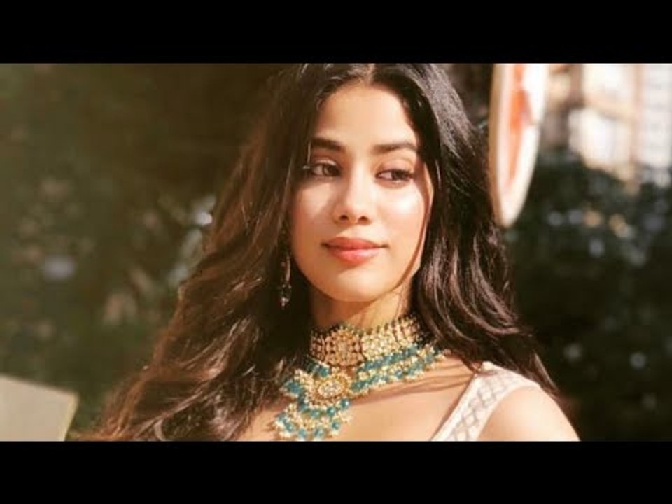 Janhvi Kapoor Arrives at  Sonam Kapoor's Mehendi & Sangeet ceremony | SpotboyE