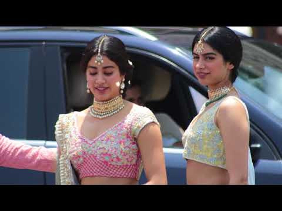 Boney Kapoor with Janhvi Kapoor, Khushi Kapoor and Amar Singh at Sonam Kapoor's Wedding | SpotboyE