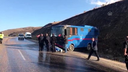 Sivas'ta mahkumları taşıyan araç devrildi