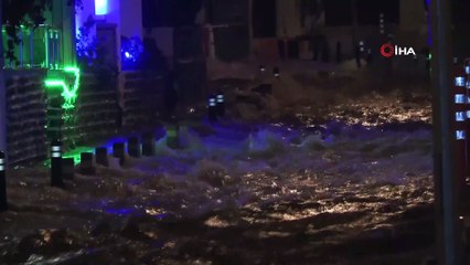 Turizm cenneti Bodrum'da caddeler sokaklar göle döndü, ekipler teyakkuza geçti