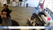 Grosse frayeur dans un salon de coiffure aux Etats-Unis : Un cerf explose la vitrine avant de pénétrer dans la boutique !