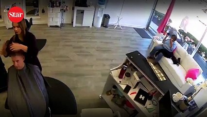 Camı kırıp içeri daldı!; Neye uğradıklarını şaşırdılar