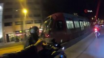 İstanbul’da tramvaya asılan küçük çocuk şoke etti