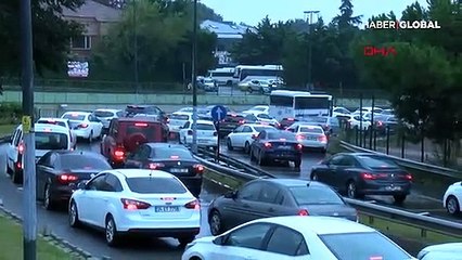 İstanbul'da yağmur trafiği felç etti