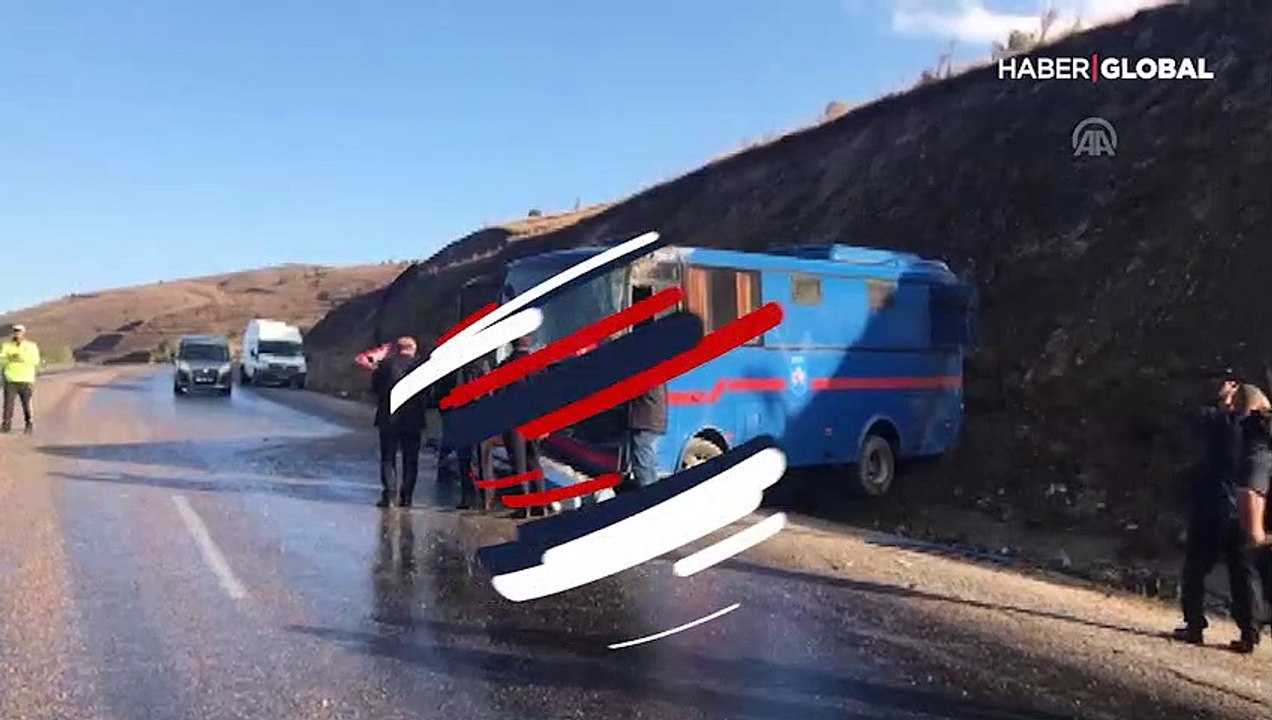 SON DAKİKA! Sivas'ta cezaevi aracı devrildi: Askerler ve mahkumlar yaralandı!