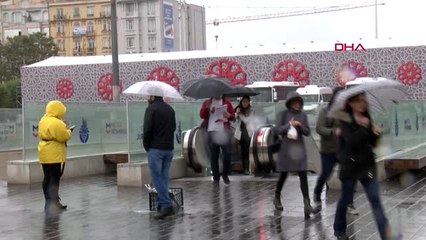 İstanbul'da yağmur ve kazalar trafiği felç etti