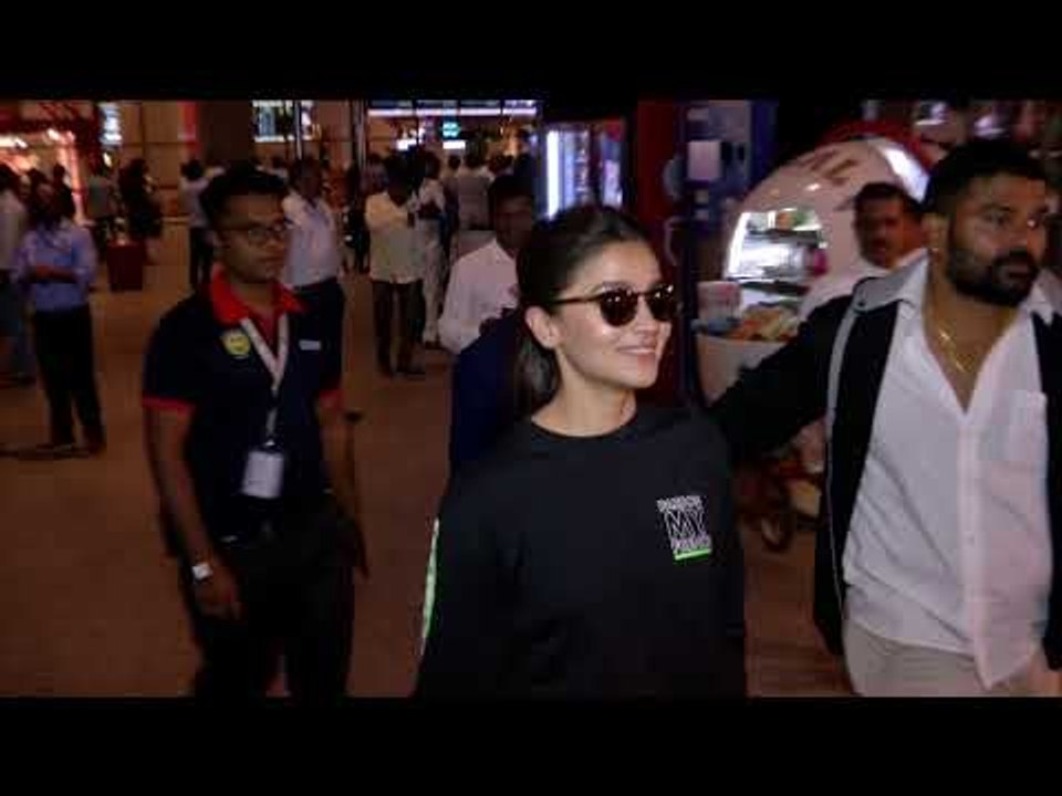 SPOTTED: Shahrukh Khan, Alia Bhatt, Armaan & Aadar Jain At The Airport | UNCUT
