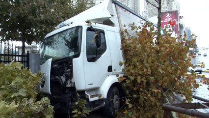 Kamyon kayganlaşan yolda kaldırıma çıkıp duvara böyle çarptı