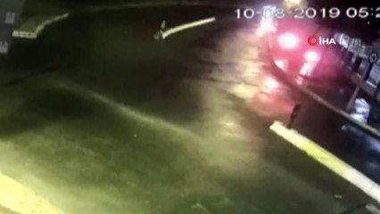 Kamyon kayganlaşan yolda kaldırıma çıkıp duvara böyle çarptı