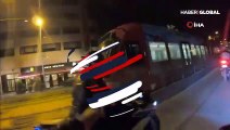 İstanbul'da tramvaya asılan küçük çocuk şoke etti