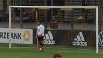 لقطة: كرة قدم: غنابري يخوض تجربة جديدة في حراسة المرمى خلال تدريبات منتخب المانيا