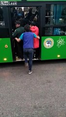 Comment rentrer dans un bus bondé ? Il fait le forcing !