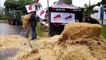 Agriculteurs au rond-point de l'EPL Agro à Bar-le-Duc, de la paille est étalée sur la chaussée