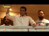 Salman Khan Wishes Eid Mubarak to His Fans From Balcony | Eid 2019 | SpotboyE