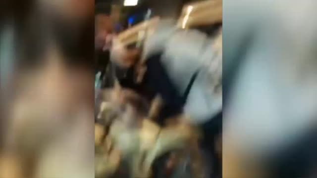 Vecinos de Barcelona graban la violenta reacción de un detenido